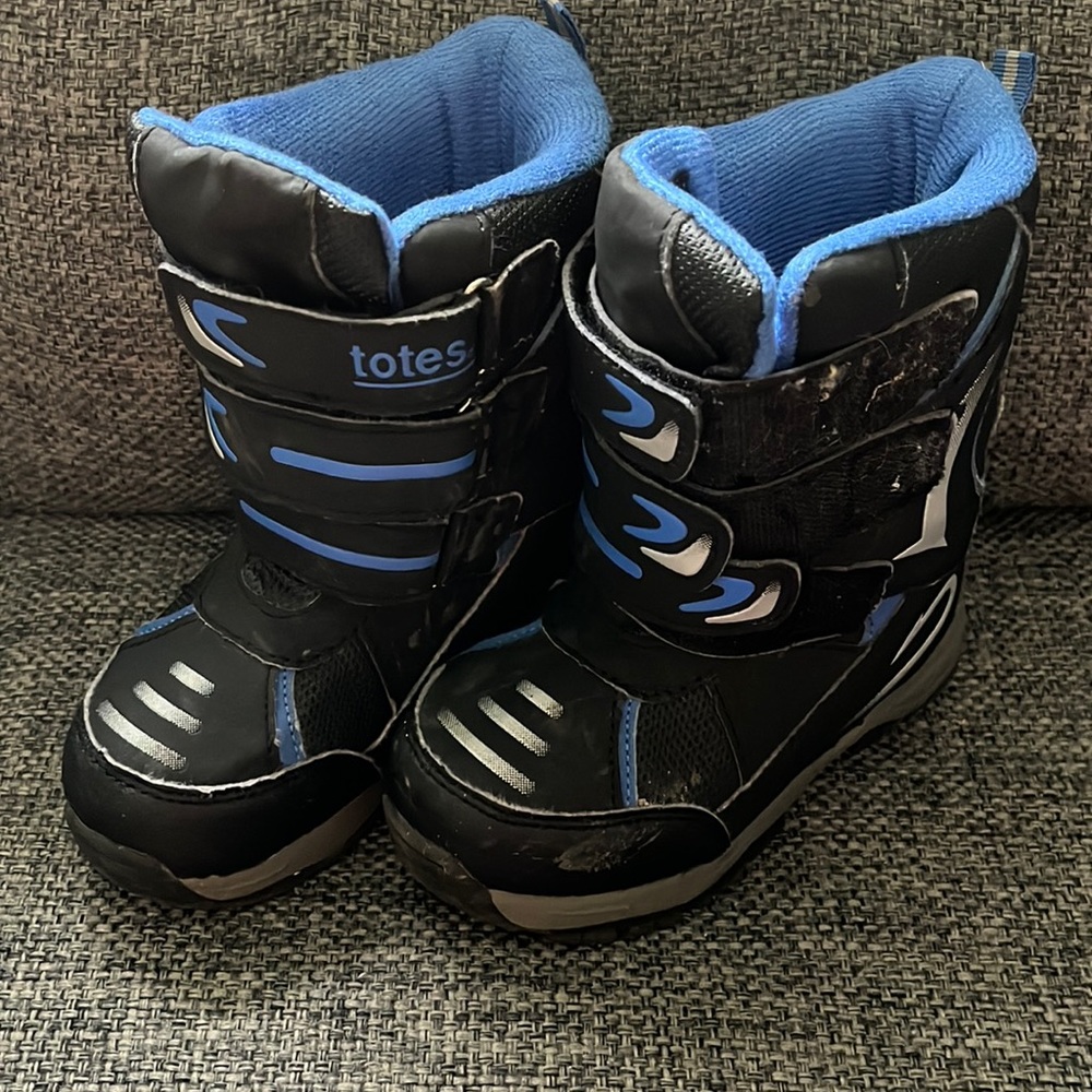 Kids winter boots, size 11.